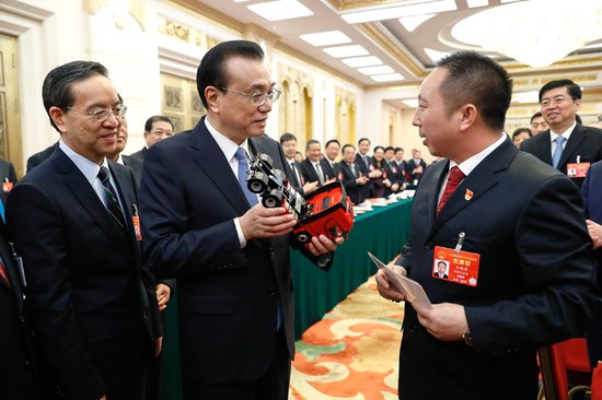 总理手中的中国红东风天龙旗舰